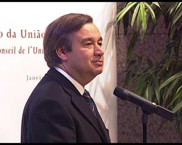 2000.jpg  NewsMuseum