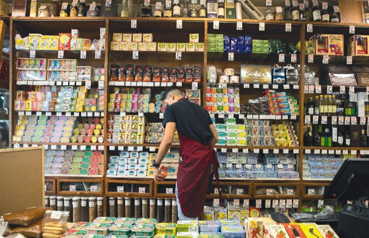 Nas mercearias da Baixa mudou a clientela: mais turistas que levam conservas e vinho do Porto FOTO RUI DUARTE SILVA